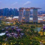 I "Gardens by the Bay" di Singapore e lo Skyline della città sullo sfondo