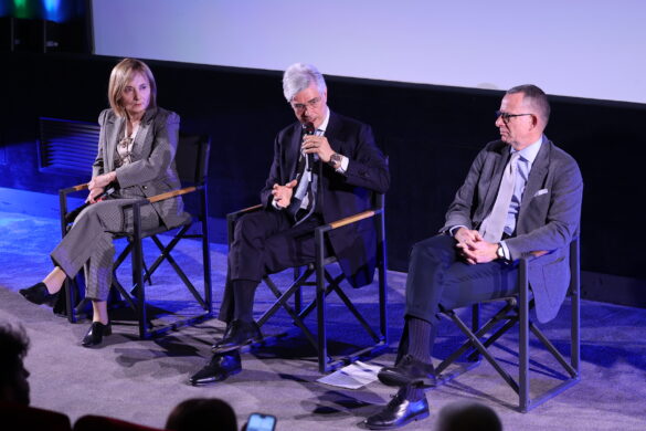Gelsomina Vigliotti, Ferruccio Ferranti e Gabriele Fava durante il panel "Il potenziale italiano nell’alleanza finanziaria tra pubblico e privato"