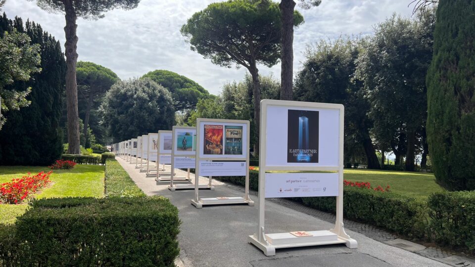 Le opere della Earth Partner Exhibition nei giardini del Borgo Laudato Si' a Castel Gandolfo